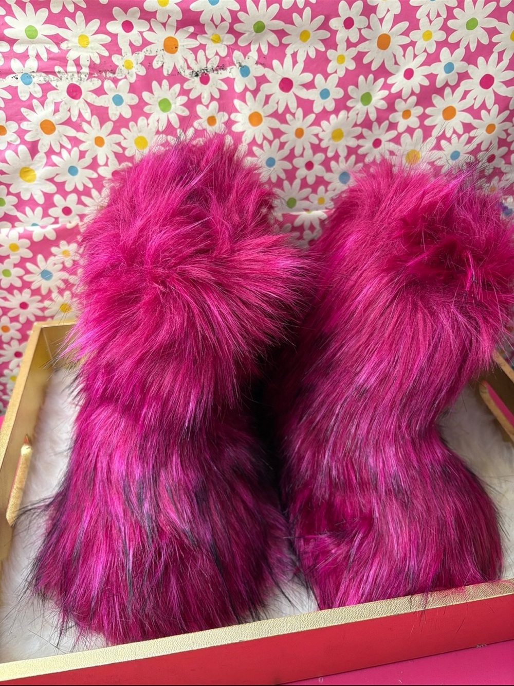Women’s faux fur winter boots in a vibrant fuchsia (pinkish-purple) color, s 9.5